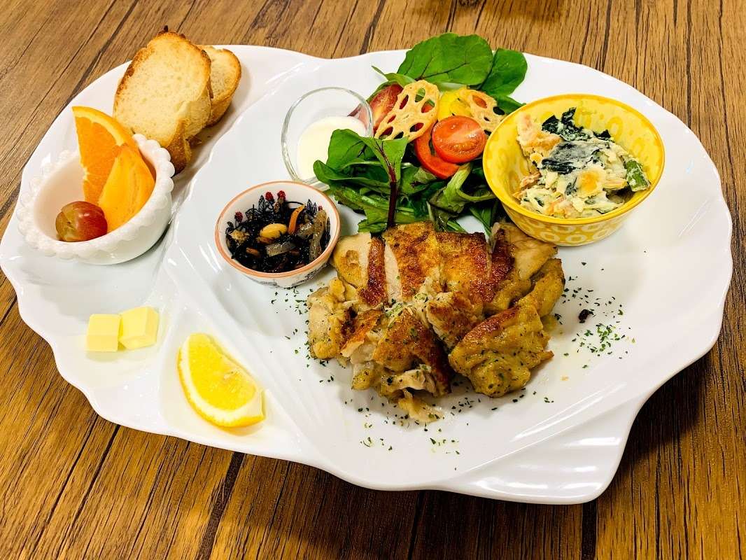 グリルチキンと彩りサラダ